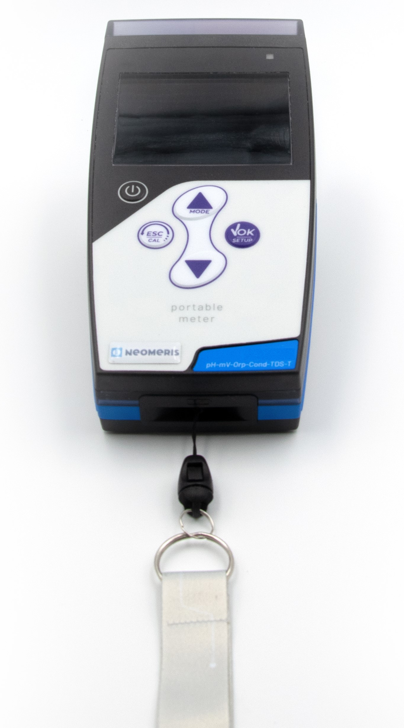 Professional-Analysenkoffer Kesselhaus, Nahaufnahme Handmessgerät mit Farbdisplay, aktive Messanzeige, ergonomisches Design, multifunktionales Wasseranalysegerät