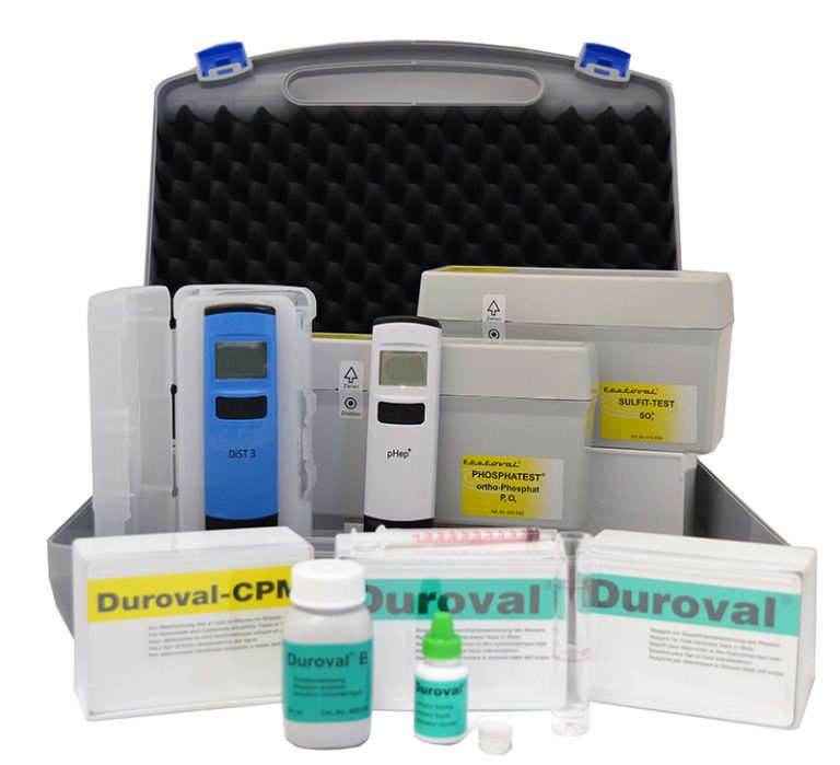 Analysenkoffer Kesselhaus, schwarzer Koffer offen mit Analysengeräten für Kesselhaus-Wasseranalysen