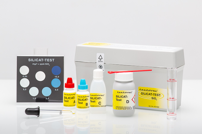 Testoval Silikat Testbesteck, Frontansicht des Testkits mit Farbvergleichsgerät und Reagenzien, kompakte Verpackung